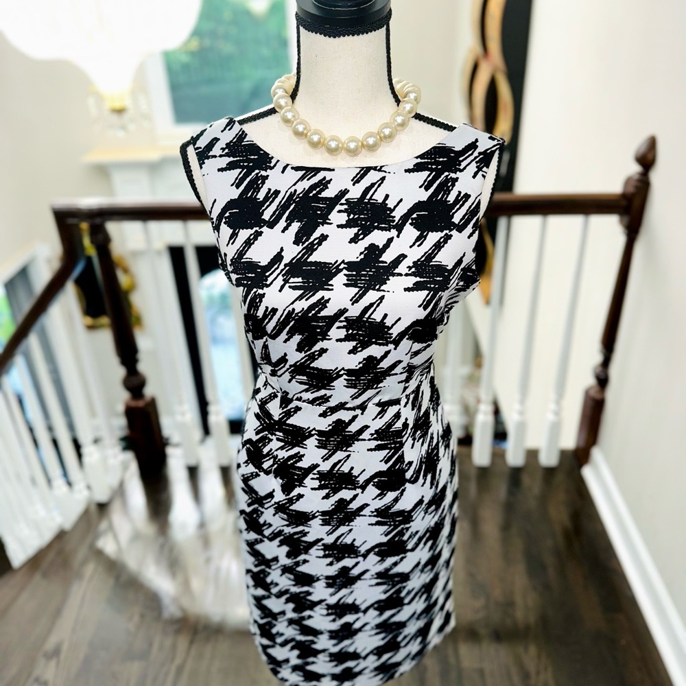 THE LIMITED | Super Classic & Trendy Houndstooth Midi Dress - Picture 2 of 5